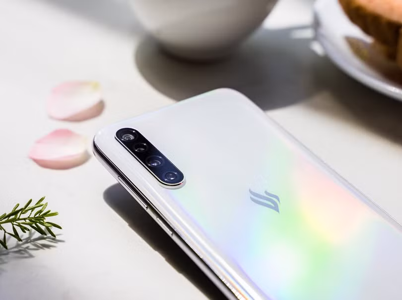 Tỷ phú Phạm Nhật Vượng ra điện thoại Vsmart thế hệ thứ 2, tặng khách hàng đêm nghỉ dưỡng tại Vinpearl