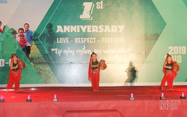 Tiến sỹ Lê Thẩm Dương nói chuyện cùng phụ huynh, học sinh Hà Tĩnh