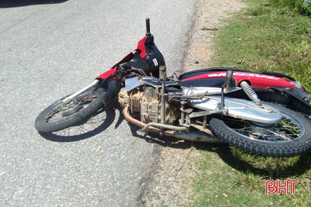 Va chạm với xe máy, ô tô tông gãy cột mốc, lao xuống ruộng