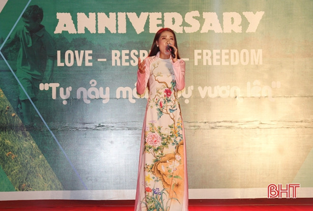 Tiến sỹ Lê Thẩm Dương nói chuyện cùng phụ huynh, học sinh Hà Tĩnh