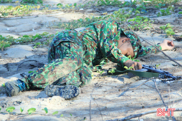 Gay cấn màn diễn tập tiêu diệt biệt kích của dân quân vùng biển Hà Tĩnh