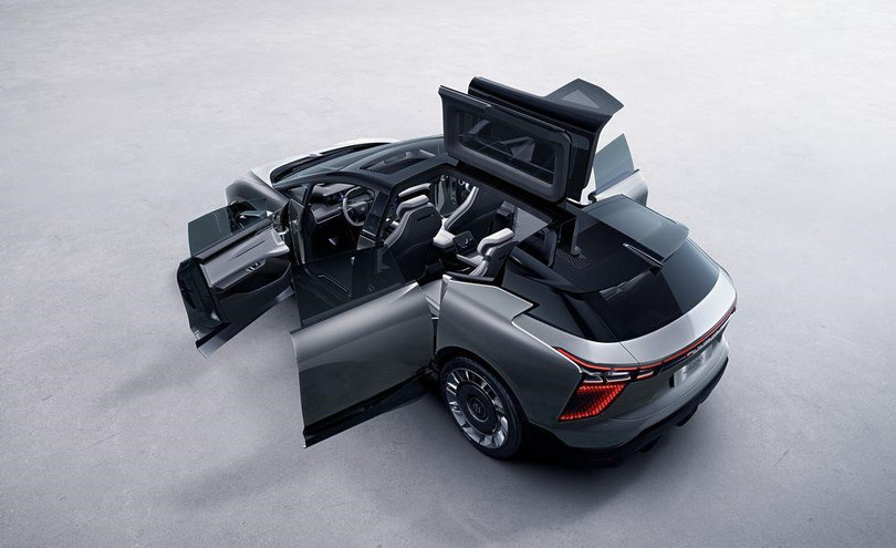 SUV Trung Quốc mang tên kì dị, mở cửa không giống ai