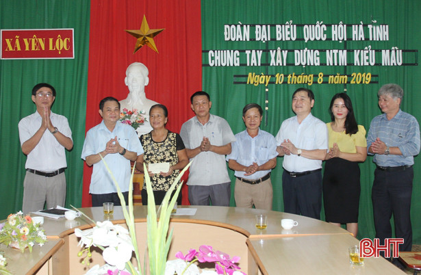 Trao 560 triệu đồng làm nhà nhân ái cho 8 hộ nghèo Can Lộc