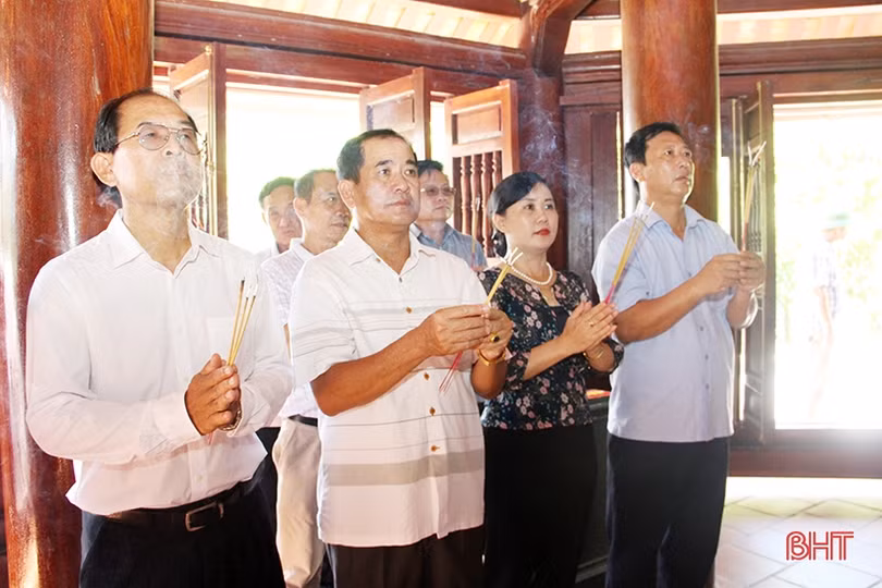 Lãnh đạo tỉnh Bôlykhămxay ấn tượng với xây dựng NTM, cải cách hành chính ở Tượng Sơn