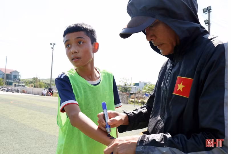 12 cầu thủ bóng đá nhí trúng tuyển vào lò đào tạo Hà Tĩnh