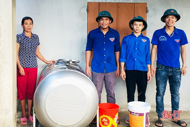 Chở nước hàng cây số về “giải khát” tận nhà người dân vùng cao Kỳ Anh