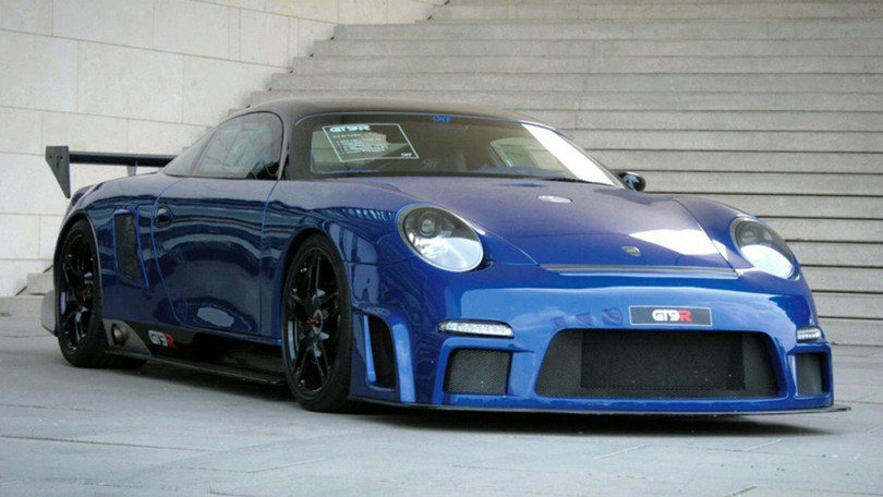 9ff GTR mang DNA của Porsche 911 Turbo, một trong những chiếc xe thể thao được yêu thích nhất thế giới. Bỏ ra nửa triệu euro, bạn sẽ nhận được "đứa con lai" giữa Porsche 911 Turbo và Bugatti Veyron, một chiếc xe có động cơ đặt giữa, sức mạnh tùy chọn từ 738 đến 1.130 mã lực, tốc độ tối đa lên tới trên 400 km/h. Những siêu xe “tái sinh” đặc biệt trên thế giới