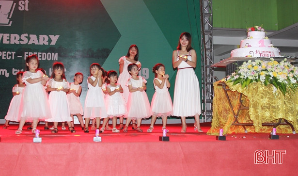 Tiến sỹ Lê Thẩm Dương nói chuyện cùng phụ huynh, học sinh Hà Tĩnh