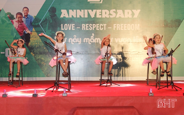 Tiến sỹ Lê Thẩm Dương nói chuyện cùng phụ huynh, học sinh Hà Tĩnh