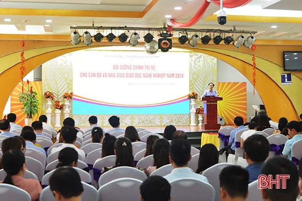 Bồi dưỡng lý luận chính trị cho gần 300 cán bộ, giáo viên trường nghề