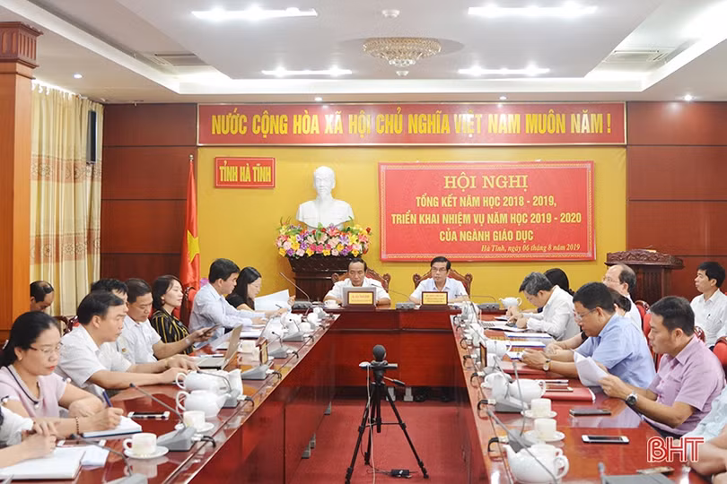 Thủ tướng Nguyễn Xuân Phúc: Phải khắc phục tình trạng thừa, thiếu giáo viên cục bộ