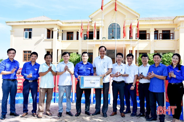 Tỉnh đoàn Hà Tĩnh thiết thực hỗ trợ xã Cẩm Lộc xây dựng nông thôn mới