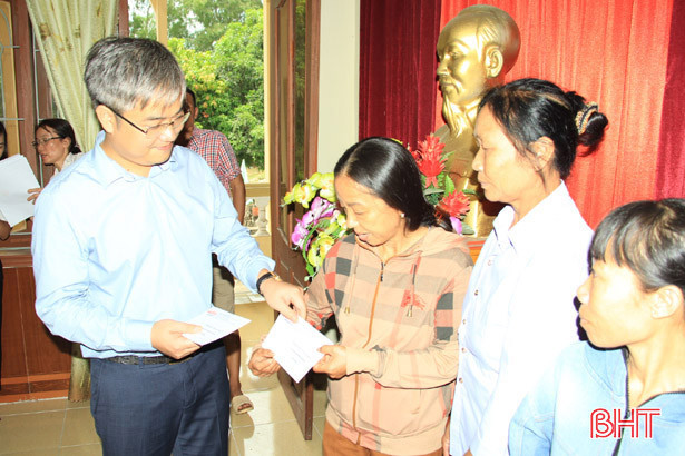 Báo Gia đình và Xã hội hỗ trợ 100 triệu đồng cho người nghèo Nghi Xuân