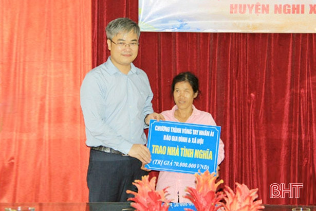 Báo Gia đình và Xã hội hỗ trợ 100 triệu đồng cho người nghèo Nghi Xuân