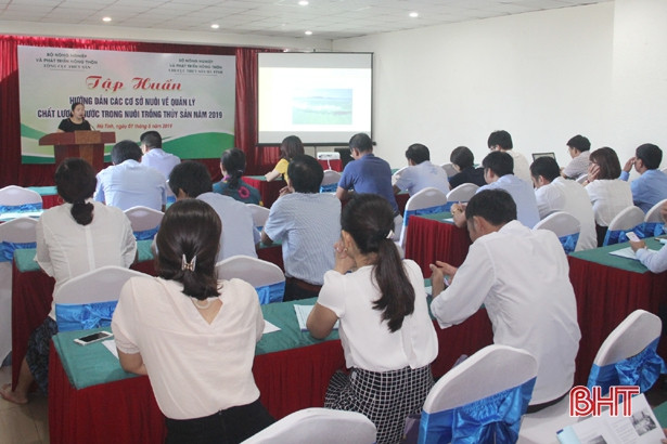 Chuyên gia hướng dẫn hộ nuôi trồng thủy sản Hà Tĩnh quản lý nguồn nước