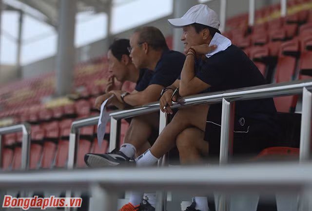 Thầy Park chỉnh cách đỡ bóng cho cầu thủ U22 Việt Nam