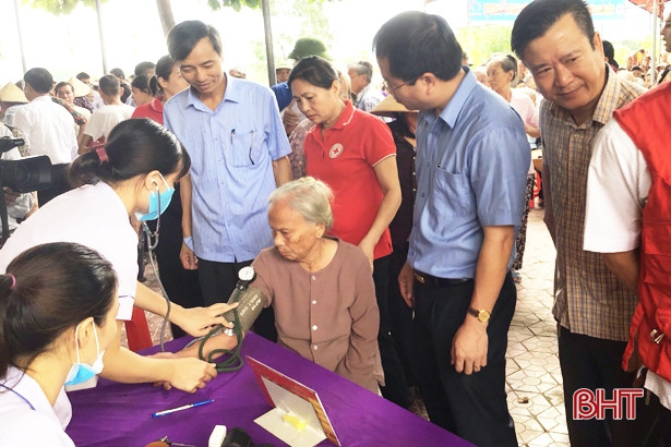 Khám sức khỏe miễn phí cho hơn 700 đối tượng chính sách ở Lộc Hà 