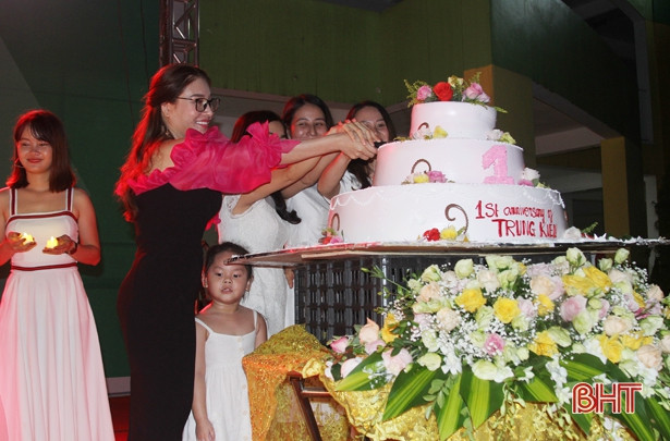 Tiến sỹ Lê Thẩm Dương nói chuyện cùng phụ huynh, học sinh Hà Tĩnh