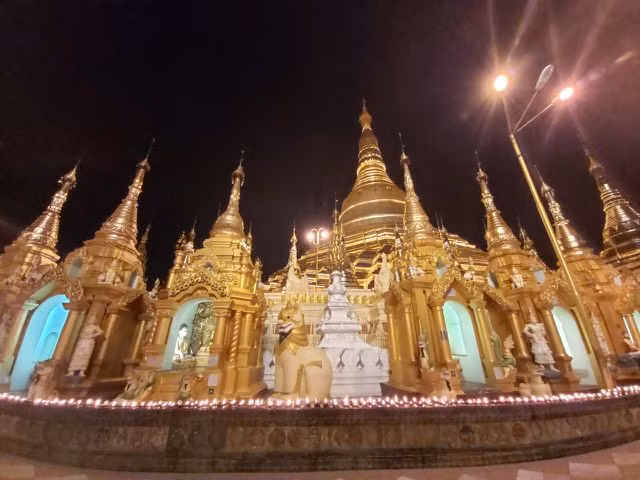 Độc đáo ngôi chùa dát 90 tấn vàng, gắn nghìn viên kim cương đắt giá ở Myanmar