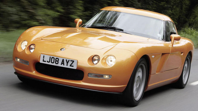 Bristol Fighter là một trong số các siêu xe được xây dựng trên nền tảng Dodge Viper. Bristol đã tự chế tạo khung gầm cho chiếc xe, động cơ là loại V10, 8.0L, công suất 523 mã lực của Viper. Hãng đã tinh chỉnh lại động cơ gốc để Fighter mạnh hơn vài chục mã lực. Với vẻ ngoài lịch lãm, có phần bí ẩn, hãng đã có ý định phát triển thêm một mẫu xe sử dụng động cơ tăng áp kép công suất lên tới 1.050 mã lực. Đáng tiếc cho đến nay đây vẫn chỉ là một ý tưởng. Những siêu xe “tái sinh” đặc biệt trên thế giới