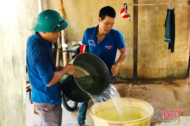 Chở nước hàng cây số về “giải khát” tận nhà người dân vùng cao Kỳ Anh