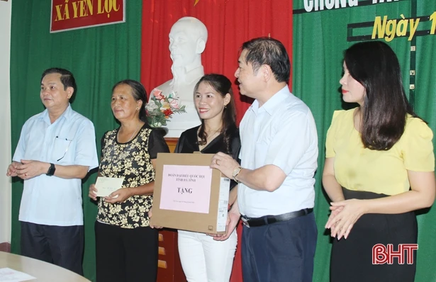 Trao 560 triệu đồng làm nhà nhân ái cho 8 hộ nghèo Can Lộc