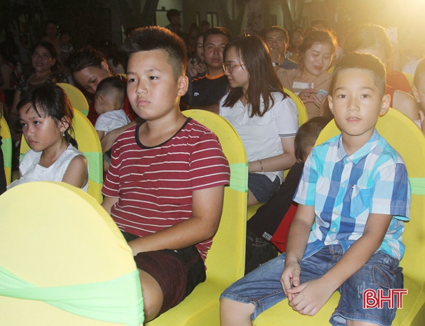 Tiến sỹ Lê Thẩm Dương nói chuyện cùng phụ huynh, học sinh Hà Tĩnh