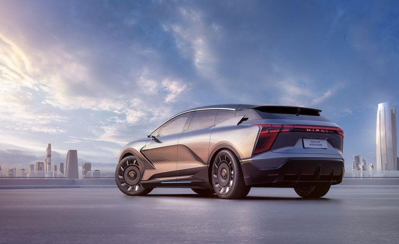 SUV Trung Quốc mang tên kì dị, mở cửa không giống ai