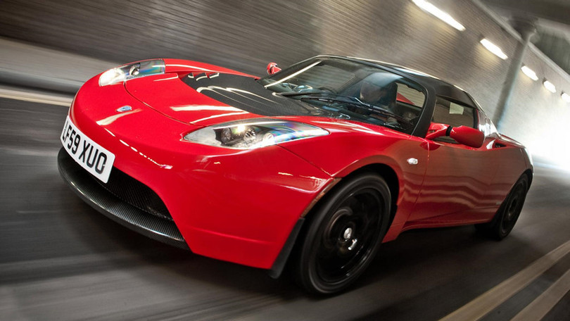 Tesla Roadster là siêu xe điện có bộ khung vỏ nhôm siêu nhẹ của Lotus Elise. Hãng đã bán được tổng cộng khoảng 2.450 chiếc Roadster trong giai đoạn từ 2008-2012, chủ yếu tại châu Âu và châu Á. Tesla Roadster được trang bị động cơ điện có công suất 288 mã lực, mô-men xoắn cực đại 400 Nm. Khối pin 53 kWh của xe cho phép nó di chuyển khoảng 393 km mỗi lần được sạc đầy. Những siêu xe “tái sinh” đặc biệt trên thế giới