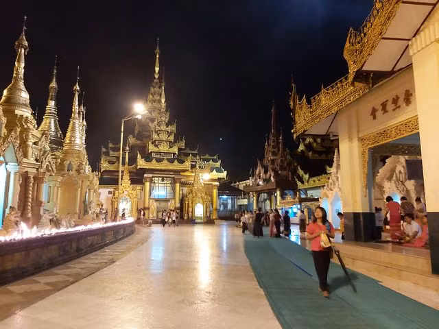 Độc đáo ngôi chùa dát 90 tấn vàng, gắn nghìn viên kim cương đắt giá ở Myanmar