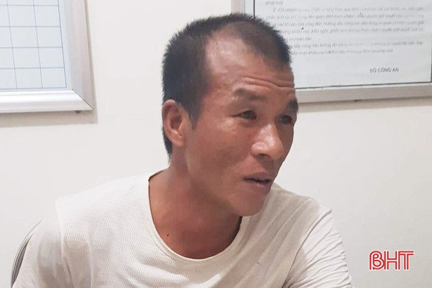 Chém hàng xóm trọng thương, đe dọa người đưa nạn nhân đi cấp cứu