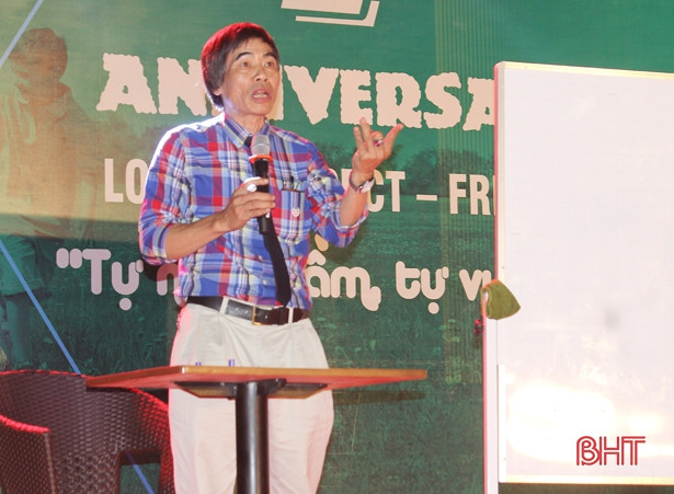 Tiến sỹ Lê Thẩm Dương nói chuyện cùng phụ huynh, học sinh Hà Tĩnh