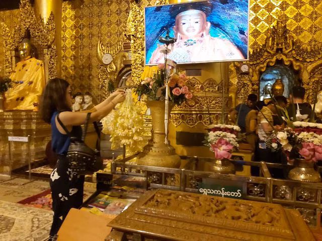 Độc đáo ngôi chùa dát 90 tấn vàng, gắn nghìn viên kim cương đắt giá ở Myanmar