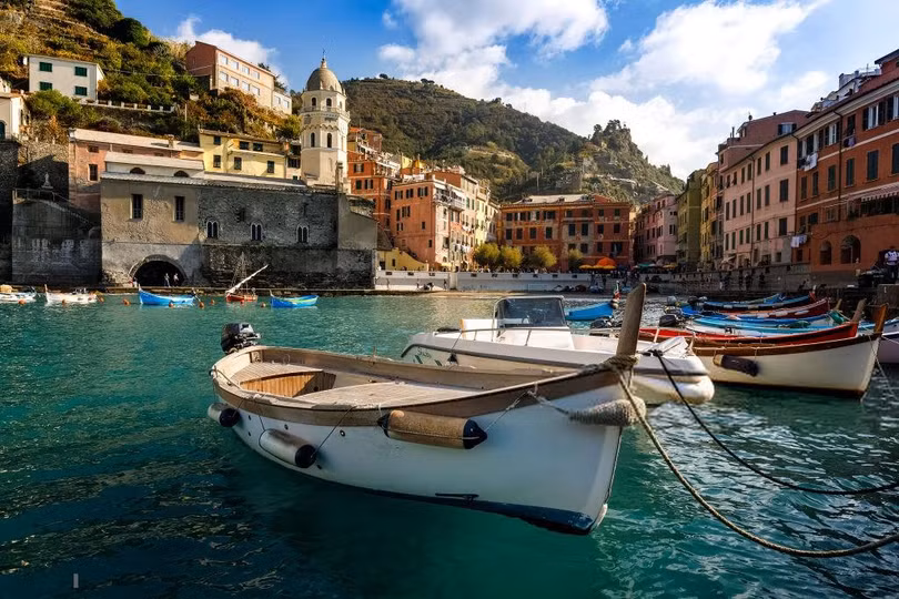 Lạc bước giữa ngôi nhà cầu vồng đẹp như cổ tích