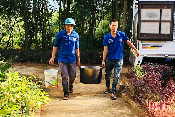Chở nước hàng cây số về “giải khát” tận nhà người dân vùng cao Kỳ Anh