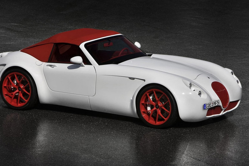 Wiesmann GT MF5 sử dụng chung động cơ với BMW M6, động cơ S85 V10 5.0L, công suất 547 mã lực, mô-men xoắn cực đại 680 Nm. Tuy nhiên cũng giống nhiều mẫu xe "tái sinh" khác, nhà sản xuất đã có những tinh chỉnh của riêng mình để Wiesmann vận hành bền bỉ hơn, cộng với ngoại hình bắt mắt hơn để có thể hấp dẫn các ông chủ giàu có. Những siêu xe “tái sinh” đặc biệt trên thế giới