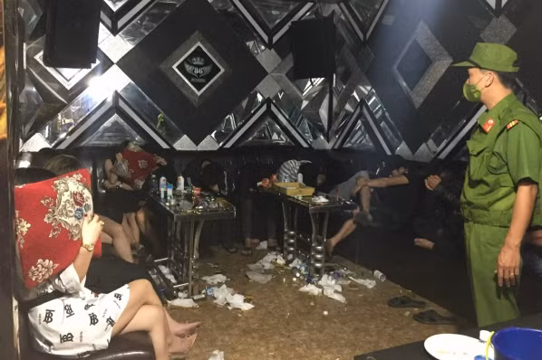 40 nam, nữ thanh niên vào quán karaoke đón Valentine với ma túy