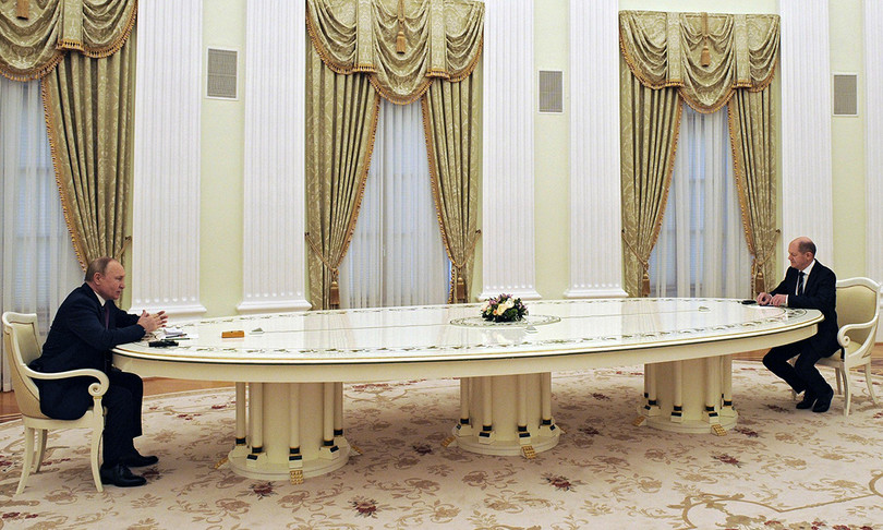 Tranh nhau nhận là người chế tác bàn dài của Putin