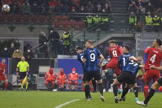 Thắng cách biệt trên sân Inter, Liverpool đặt 1 chân vào tứ kết Champions League 2021/22