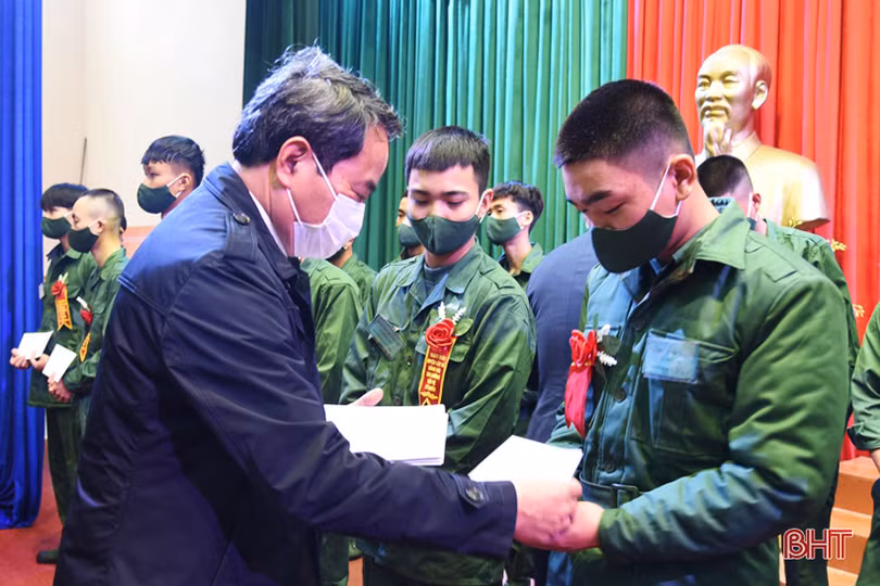 Hà Tĩnh tổ chức lễ giao nhận quân nhanh gọn, đảm bảo an toàn