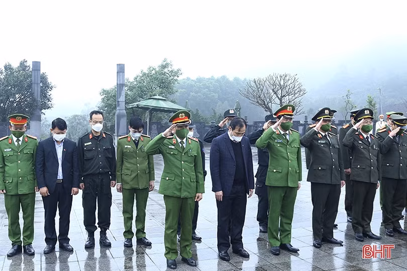 Thứ trưởng Bộ Công an dâng hương tại các địa chỉ đỏ ở Hà Tĩnh