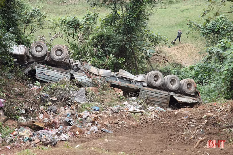 Khó khăn trong cứu hộ xe đầu kéo rơi xuống vực trên QL 8 ở Hà Tĩnh