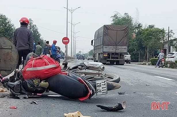 Hà Tĩnh: Xe máy tông nhau, 2 thanh niên nhập viện