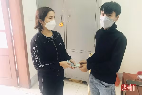 Hà Tĩnh: Nhặt được 12 triệu đồng, người đàn ông đến công an để tìm người trả lại