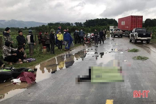 Xe đầu kéo va chạm với xe máy, nam thanh niên ở Hương Khê tử vong tại chỗ