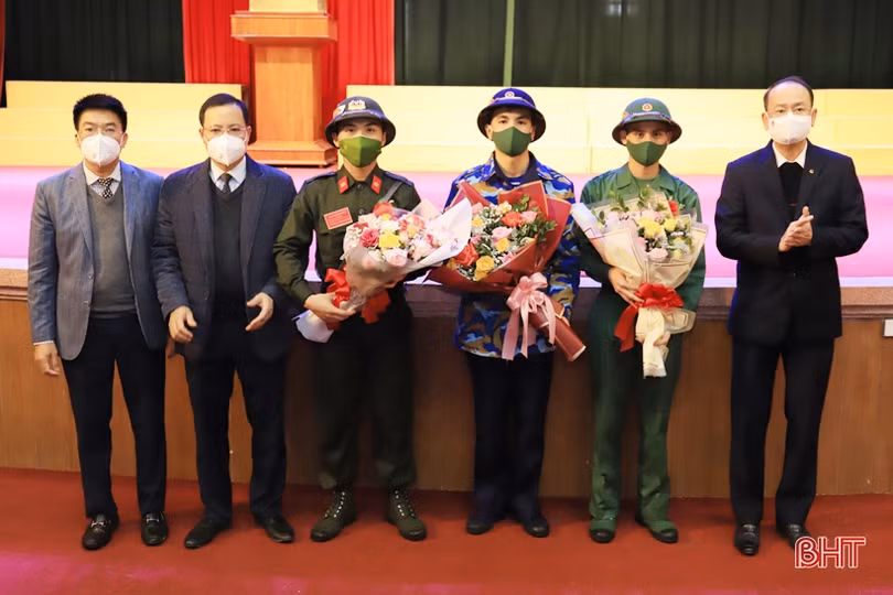 Hà Tĩnh tổ chức lễ giao nhận quân nhanh gọn, đảm bảo an toàn