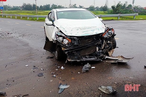 Bình gas rơi vãi giữa đường sau vụ xe tải va chạm ôtô con ở Cẩm Xuyên