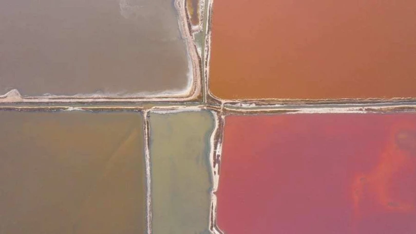 Những tour tham quan tới hồ Xiechie còn khá ít ỏi và đa phần là khách nội địa Trung Quốc Bí mật ẩn giấu trong “Biển Chết” rực rỡ sắc màu