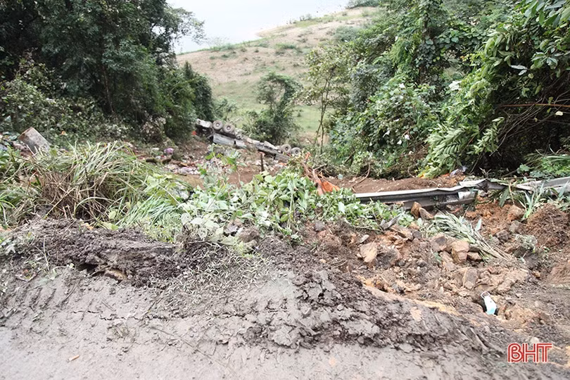 Khó khăn trong cứu hộ xe đầu kéo rơi xuống vực trên QL 8 ở Hà Tĩnh