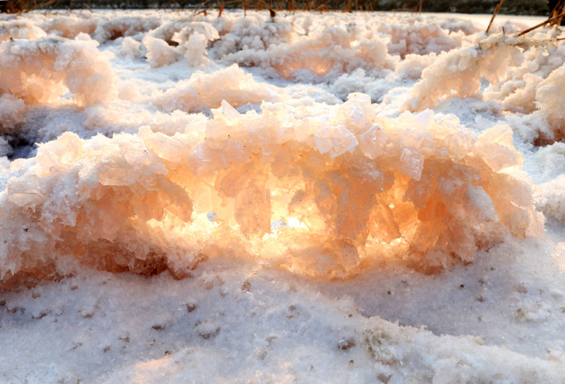 Khi nhiệt độ giảm xuống dưới -5 độ C trong vài ngày, natri sunfat từ nước hồ sẽ kết tinh thành hình dạng giống như những bông hoa Bí mật ẩn giấu trong “Biển Chết” rực rỡ sắc màu